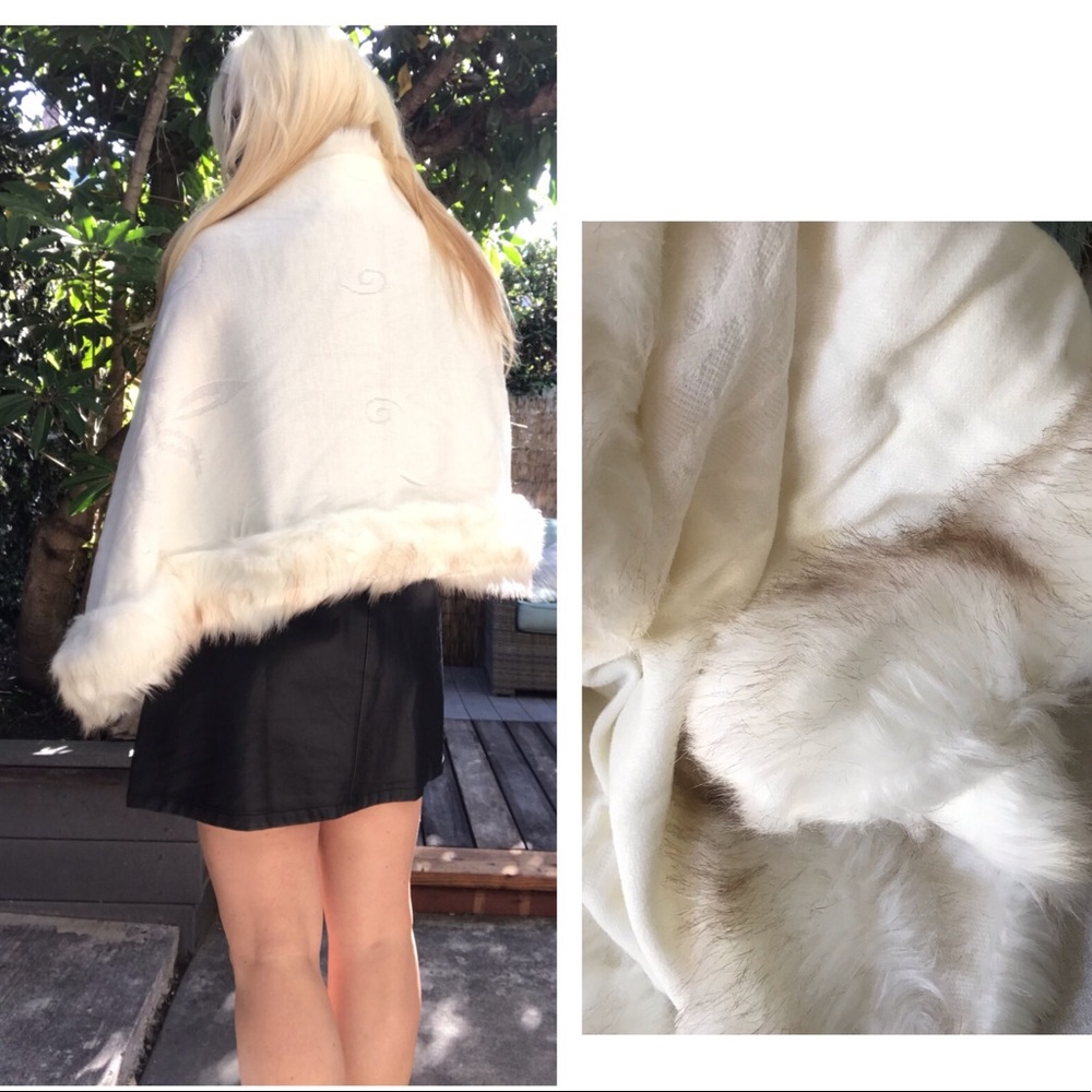 ❄️Winter White Faux Fur Trim Cape🌟 - Picture 2 of 4